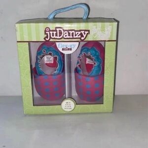 JuDanzy flex-zy soles babygirl foxy red moccasin shoes.
Size 3(6-9)